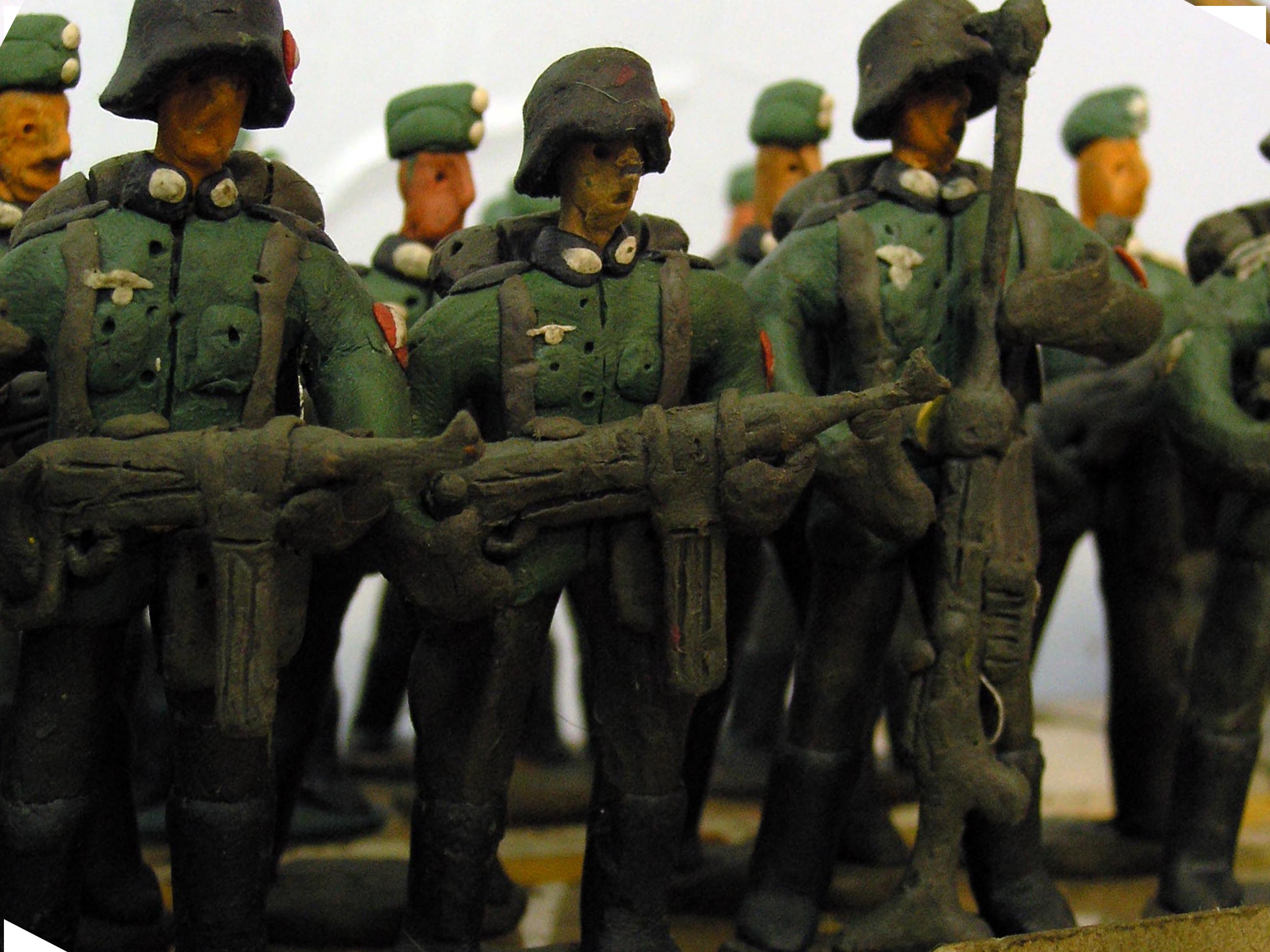 Армия из пластилина. Пластилиновые солдаты второй мировой войны. Лепить солдатиков. Немецкие солдаты из пластилина. Солдатики пластилин.